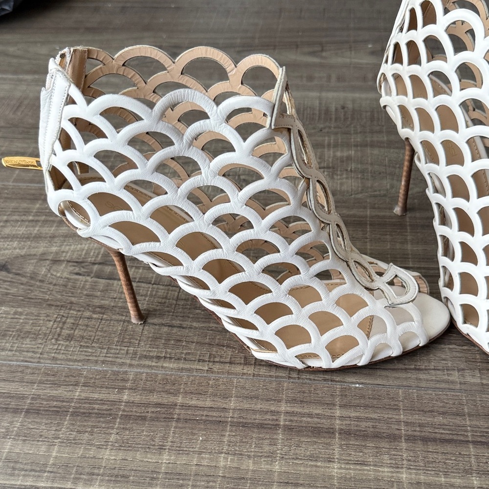Elegant Cream Cutout Women's Shoes - Picture 2 of 3